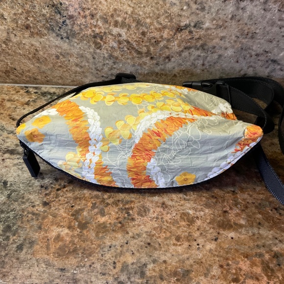LOLA Simply Sisters Hawaiian Floral Lei Waist Bag Pouch - Picture 8 of 9